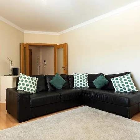 Spacious 3 Bedroom In Διαμέρισμα